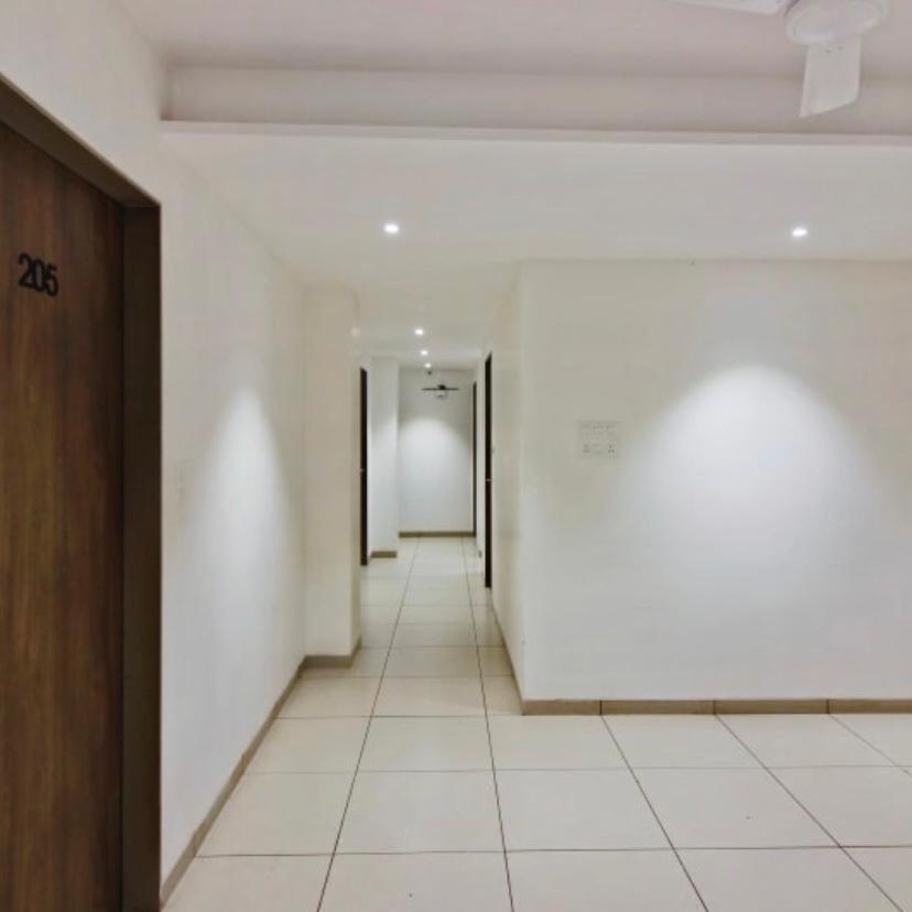 Hotel Regency Сурат Екстер'єр фото