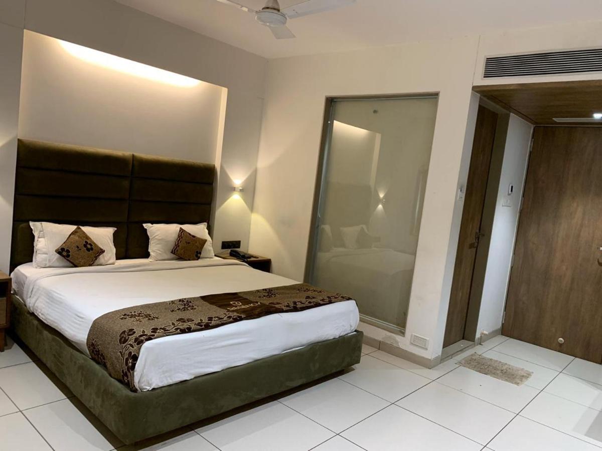 Hotel Regency Сурат Екстер'єр фото
