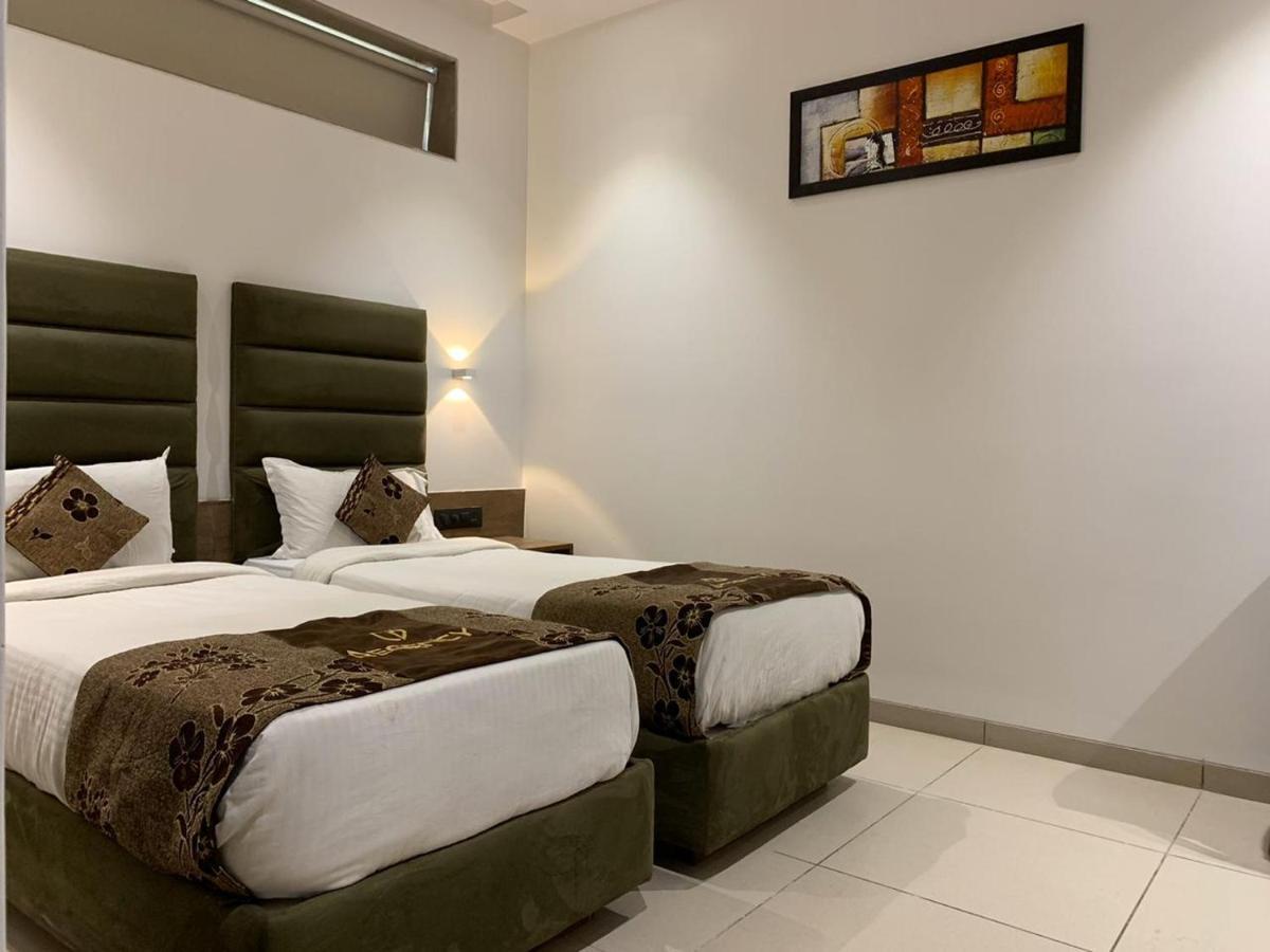 Hotel Regency Сурат Екстер'єр фото