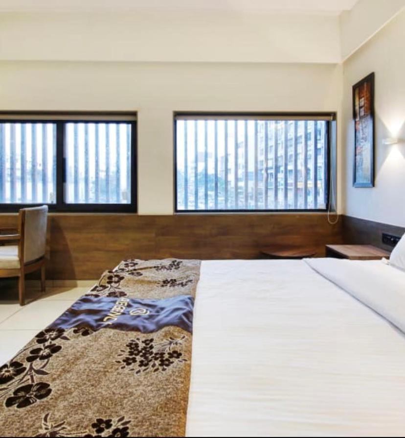 Hotel Regency Сурат Екстер'єр фото